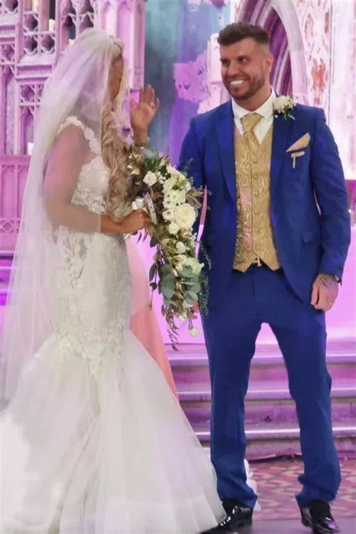 Can air hostess marry?