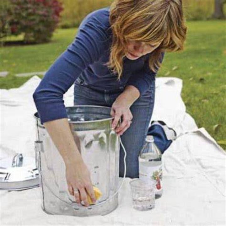 Can you use vinegar to clean metal before painting?