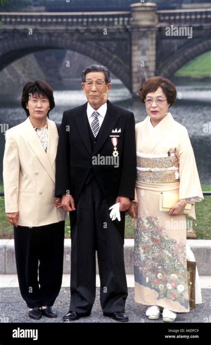 Do Japanese fathers bathe with their daughters?