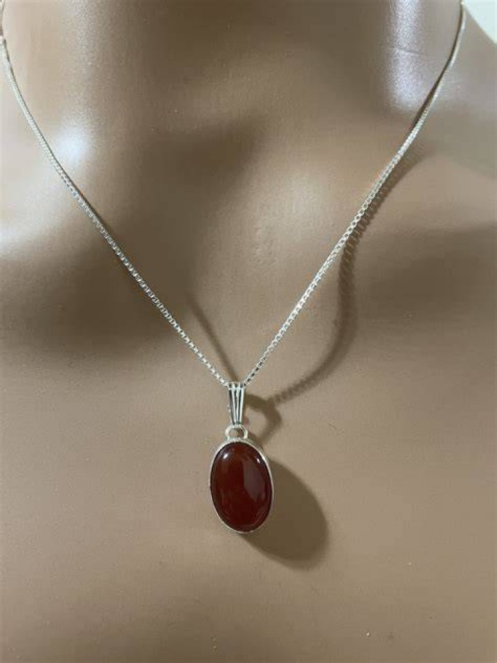 How do you use a Carnelian necklace?